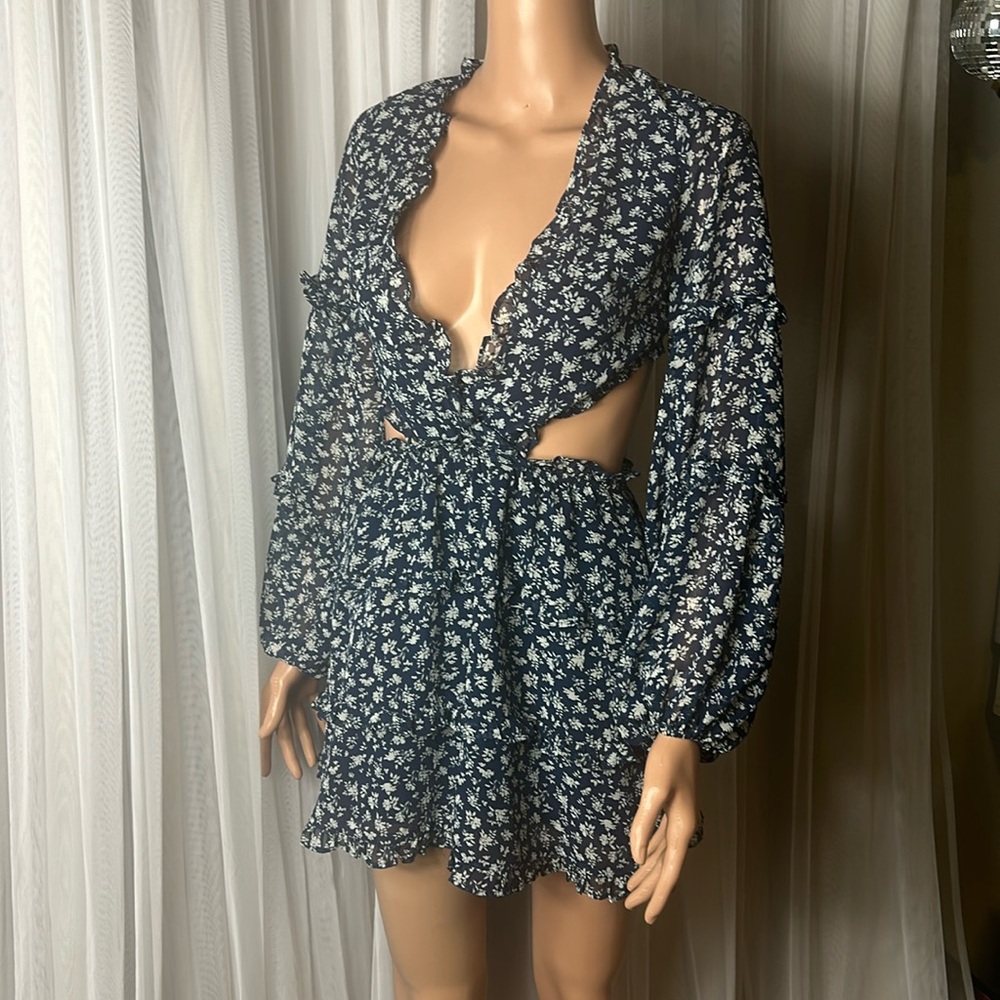 Sexy Summer Sizzler!  Cute dress for that young, confident bubbly 20 something.